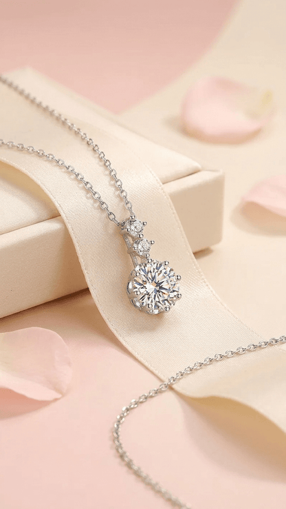 Aurelia Étoile Solitaire Necklace